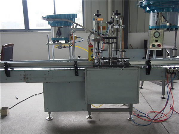 24 سربراہان بوتل ٹوالیٹ پانی بھرنے والی مشین۔